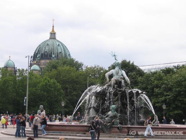 682  Berliner Dom und Neptunbrunnen