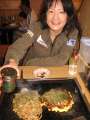 6259_Kaoru_mit_Okonomiyaki