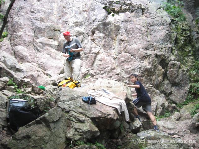 9463_Climbing_to_the_rocks