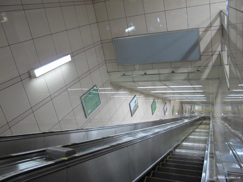 2072_Subway_escalator