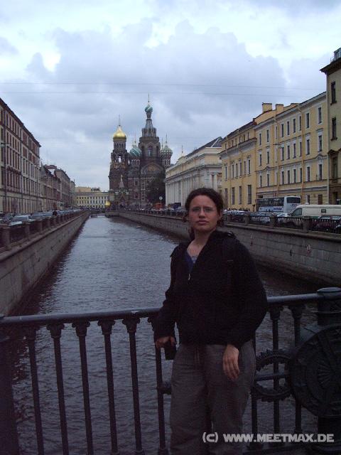 2987_Tatjana_vor_Auferstehungskirche
